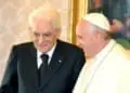 Il Presidente della Repubblica Sergio  Mattarella  accolto nella Sala del Tronetto da Sua Santità Francesco, in occasione della Visita di Stato nello Stato della Città del Vaticano, oggi 18 aprile 2015.ANSA/Antonio Di Gennaro -  Ufficio Stampa della Presidenza della Repubblica ANSA PROVIDES ACCESS TO THIS HANDOUT PHOTO TO BE USED SOLELY TO ILLUSTRATE NEWS REPORTING OR COMMENTARY ON THE FACTS OR EVENTS DEPICTED IN THIS IMAGE; NO ARCHIVING; NO LICENSING