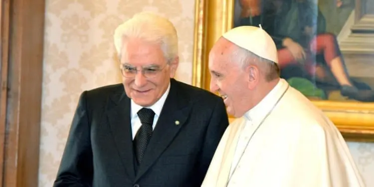 Il Presidente della Repubblica Sergio  Mattarella  accolto nella Sala del Tronetto da Sua Santità Francesco, in occasione della Visita di Stato nello Stato della Città del Vaticano, oggi 18 aprile 2015.ANSA/Antonio Di Gennaro -  Ufficio Stampa della Presidenza della Repubblica ANSA PROVIDES ACCESS TO THIS HANDOUT PHOTO TO BE USED SOLELY TO ILLUSTRATE NEWS REPORTING OR COMMENTARY ON THE FACTS OR EVENTS DEPICTED IN THIS IMAGE; NO ARCHIVING; NO LICENSING