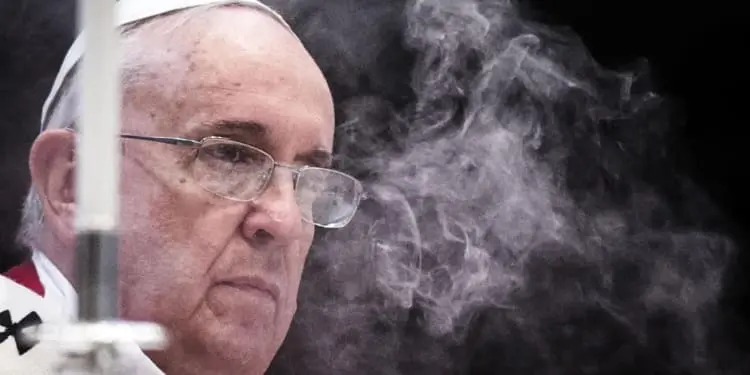 Papa Francesco durante la celebrazione della Messa nella basilica di San Pietro in suffragio dei cardinali e vescovi defunti nel corso dell'anno, Città del Vaticano, 3 novembre 2014. ANSA/ ANGELO CARCONI