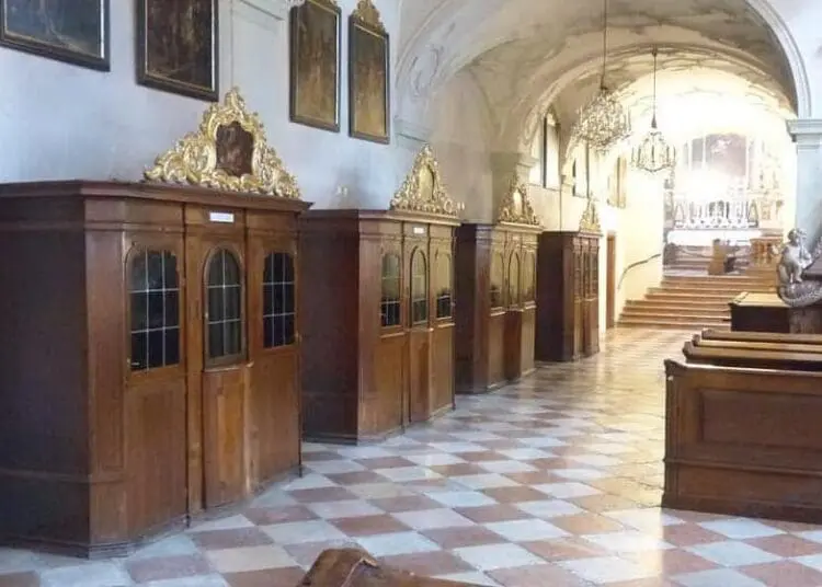 Stuprato dentro un confessionale a 9 anni, dalla chiesa un maxi risarcimento 1 foto 855039 908x560