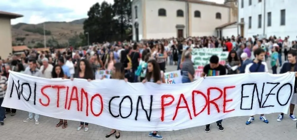 Fiaccolata DonEnzo1 e1531525042234 1