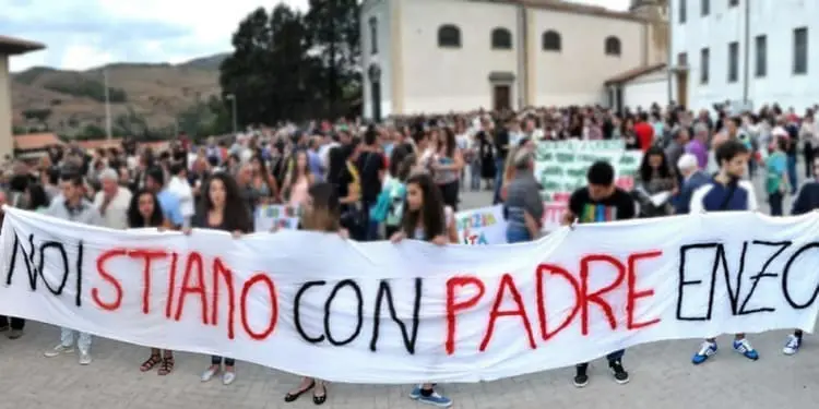 Fiaccolata DonEnzo1 e1531525042234 1