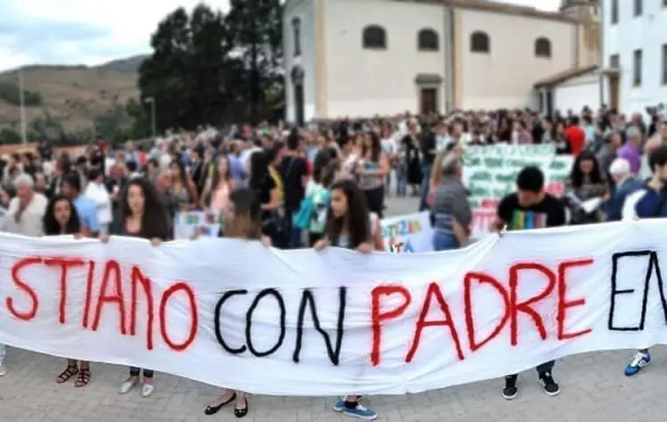 Fiaccolata DonEnzo1 e1531525042234 1