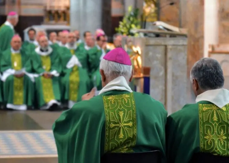 I vescovi votano "somma forfettaria" per le vittime di preti pedofili 1 les eveques de france reunis a lourdes le 5 novembre 2019 6230112