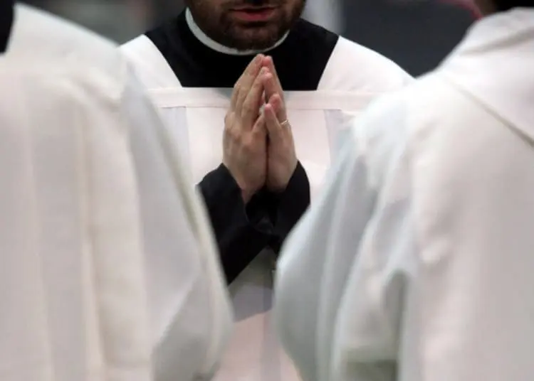 preghiera mani prete fg