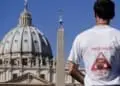 Francesco Zanardi, presidente dell'associazione L'Abuso (contro gli abusi dei preti pedofili) davanti a San Pietro, Citta' del Vaticano, 11 ottobre 2011. Zanardi ha consegnato insieme ad Alberto Sala, presidente dell'associazione Piccolo Alan, una lettera per il Papa con cui si chiede un'applicazione severa delle linee guida contro la pedofilia nel clero. ANSA
