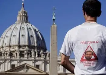 Francesco Zanardi, presidente dell'associazione L'Abuso (contro gli abusi dei preti pedofili) davanti a San Pietro, Citta' del Vaticano, 11 ottobre 2011. Zanardi ha consegnato insieme ad Alberto Sala, presidente dell'associazione Piccolo Alan, una lettera per il Papa con cui si chiede un'applicazione severa delle linee guida contro la pedofilia nel clero. ANSA