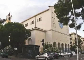 20081213 - GENOVA -SOI- PARROCCO CONTRO SENZATETTO, E' POLEMICA A GENOVA. L'esterno della chiesa di Santa Teresa del Bambin Gesù, nell'elegante quartiere di Albaro a Genova. E' polemica a Genova per una iniziativa della parrocchia della chiesa di Santa Teresa del Bambin Gesù, nell'elegante quartiere di Albaro, che ha avviato una raccolta di firme per chiedere alle autorità di occuparsi di un senzatetto, Ernesto Filocamo, di 63 anni, che da 12 anni vive nei pressi della chiesa con quattro cani  " provocando disagi " . Il parroco, don Franco Castagneto, è stato criticato e accusato di volere allontanare il barbone soltanto per difendere il decoro dei benestanti frequentatori della parrocchia, ma alcune centinaia di cittadini della zona hanno già firmato la petizione, che in pratica è un invito alle autorità ad intervenire per allontanare l'uomo. ANSA/LUCA ZENNARO/DC