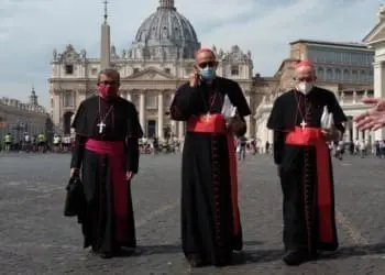 GRAF7172. ROMA, 19/09/2020.- El secretario general de la Conferencia Episcopal Española, el obispo auxiliar de Valladolid, Luis Argüello (i), el presidente de la CEE, cardenal arzobispo de Barcelona, Juan José Omella (c), y el vicepresidente, cardenal arzobispo de Madrid, Carlos Osoro (d), que han sido recibidos en audiencia por el papa Francisco, han pedido este sábado que los responsables políticos españoles muestren mayor unidad en la gestión de la pandemia del coronavirus para responder a los problemas que enfrenta la gente, como la pérdida de empleos. EFE/Laura Serrano-Conde