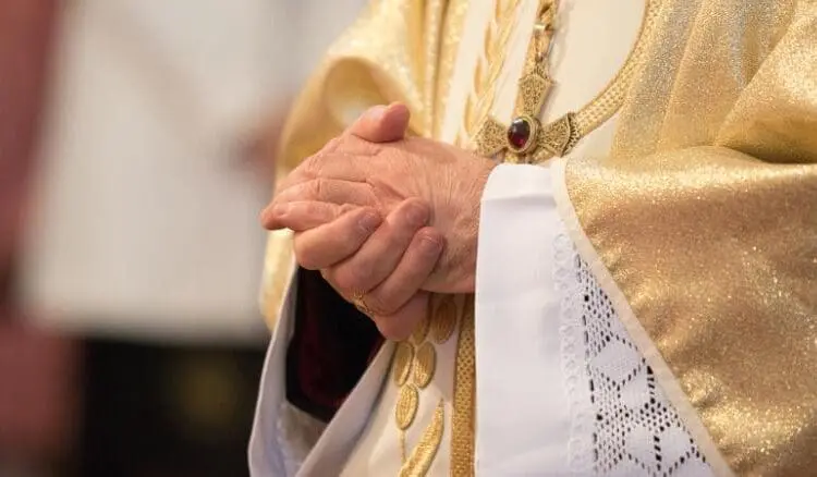 Il clero cattolico francese potrebbe aver abusato di almeno 10.000 persone dal 1950, secondo gli investigatori 10 210302124651 01 catholic priest stock exlarge 169