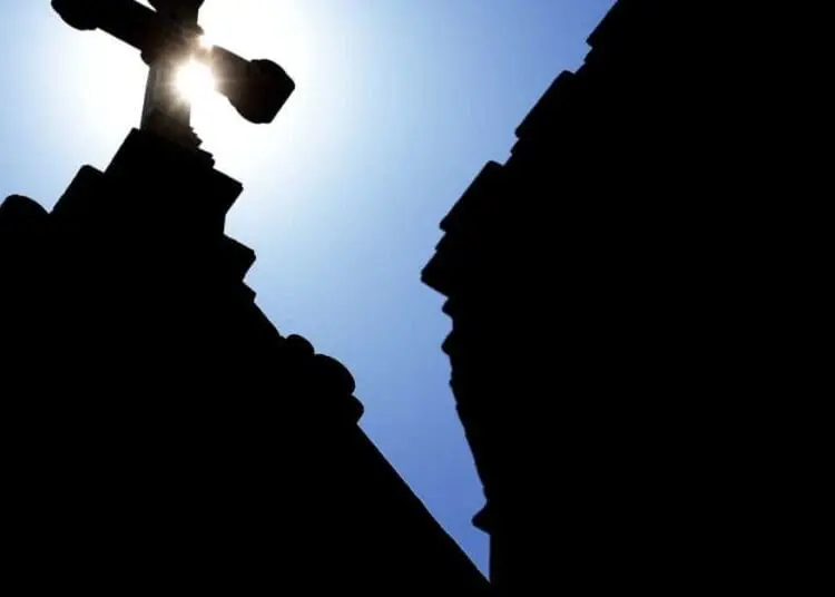 Violentò un ragazzo, quattro anni all’ex frate. Gli abusi fra il 2014 e il 2017 a Villa Picco di Arona 1 ap 758745940665