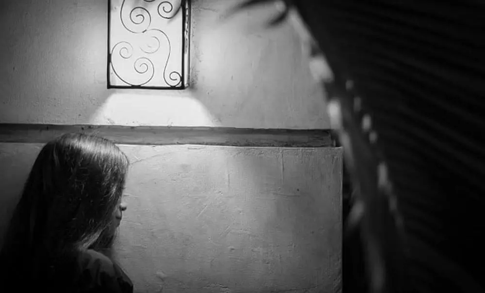1645904209girl light street photography black