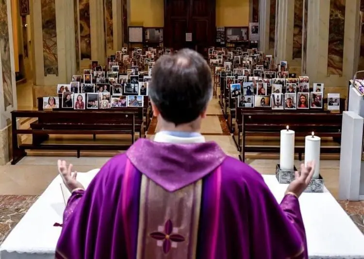 italian priest says mass to selfies church coronavirus italy