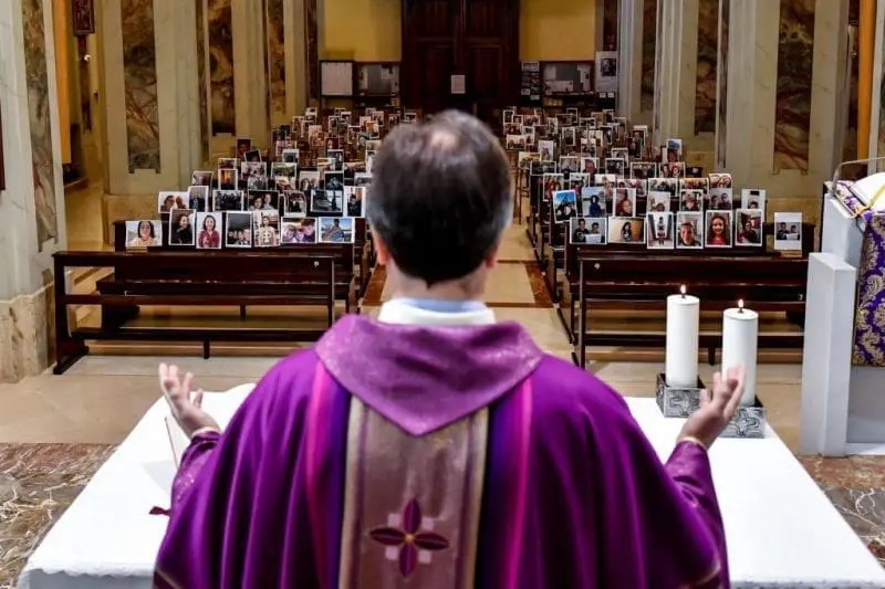 italian priest says mass to selfies church coronavirus italy