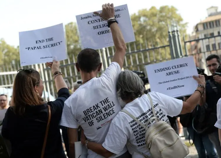 sit in delle vittime di abusi da parte del clero lapresse
