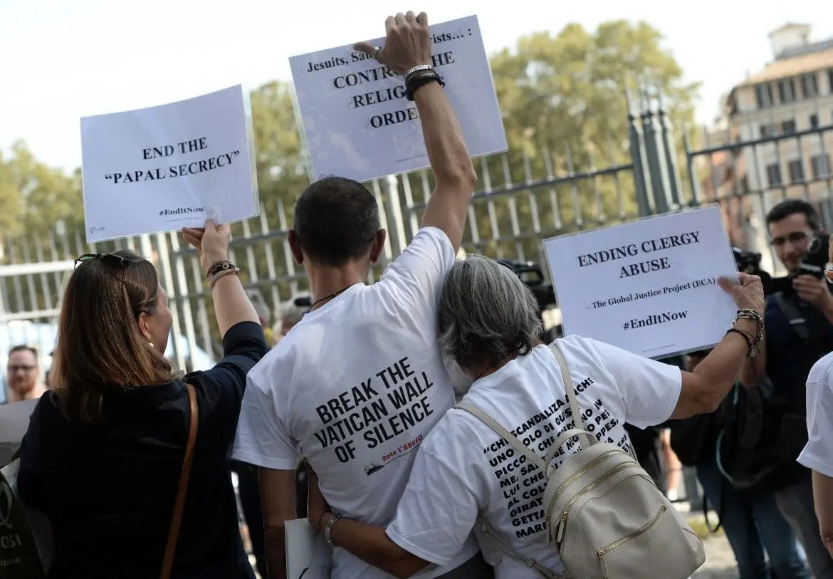 sit in delle vittime di abusi da parte del clero lapresse
