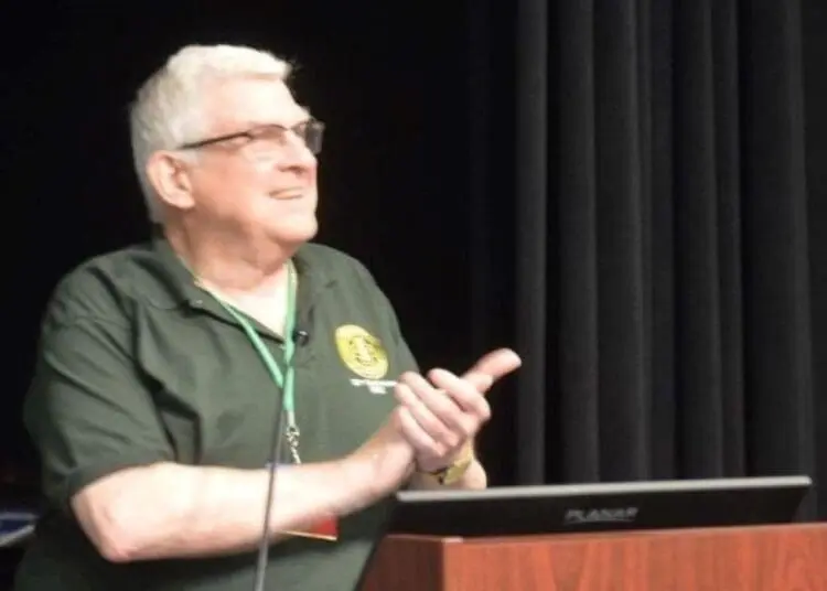 Lo sforzo di educare i sacerdoti cattolici su cosa fare quando sono accusati di abusi attira critiche 2 6.27.22 AUSCPA At podium