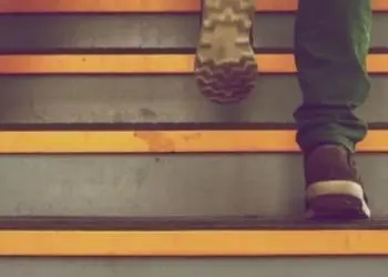 16684484981616774450Bambino che sale le scale