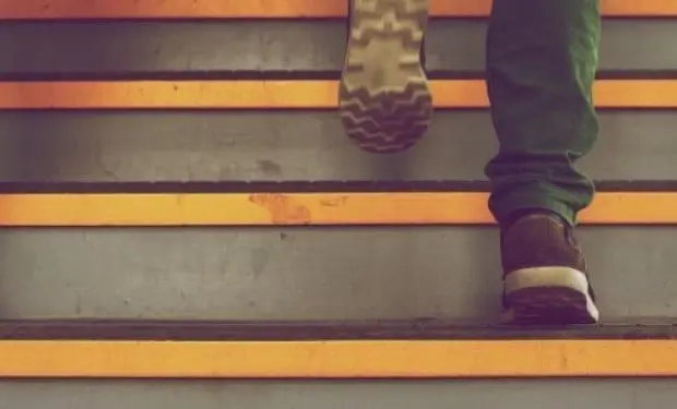 16684484981616774450Bambino che sale le scale