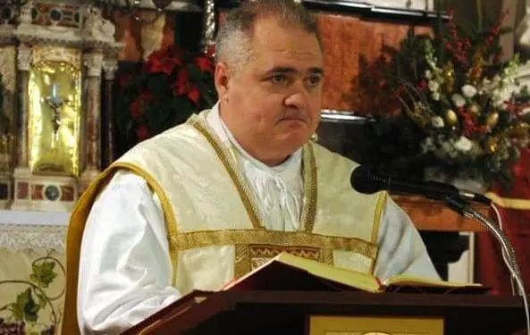 Grande folla ai funerali di don Maks Suard