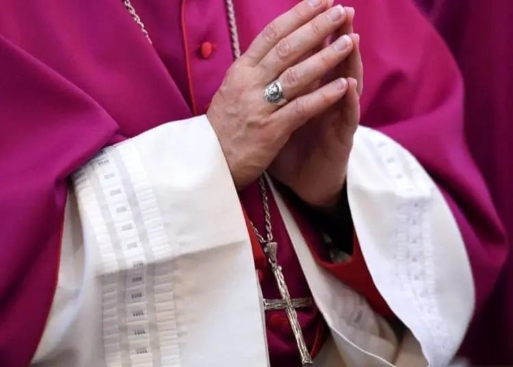 vescovo prete chiesa ansa 2