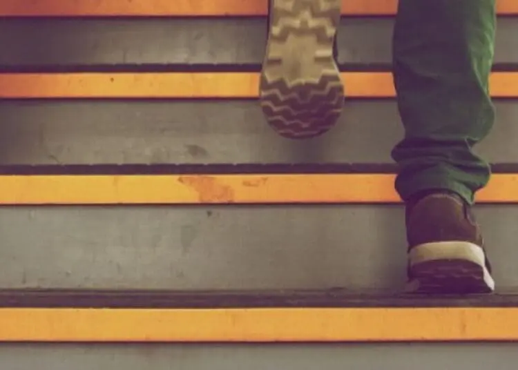 16756006261616774450Bambino che sale le scale