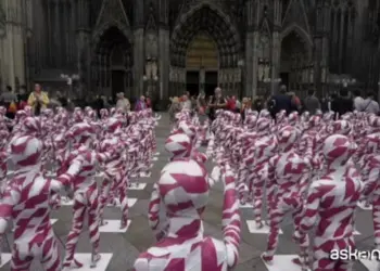 Manichini bambino davanti al Duomo di Colonia stop abusi nella Chiesa