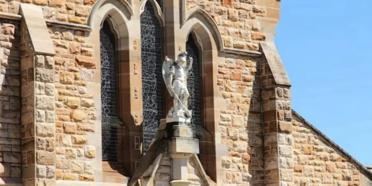 Vittima del prete pedofilo Vincent Kiss vendicata da un potenziale compenso record da parte della Chiesa cattolica