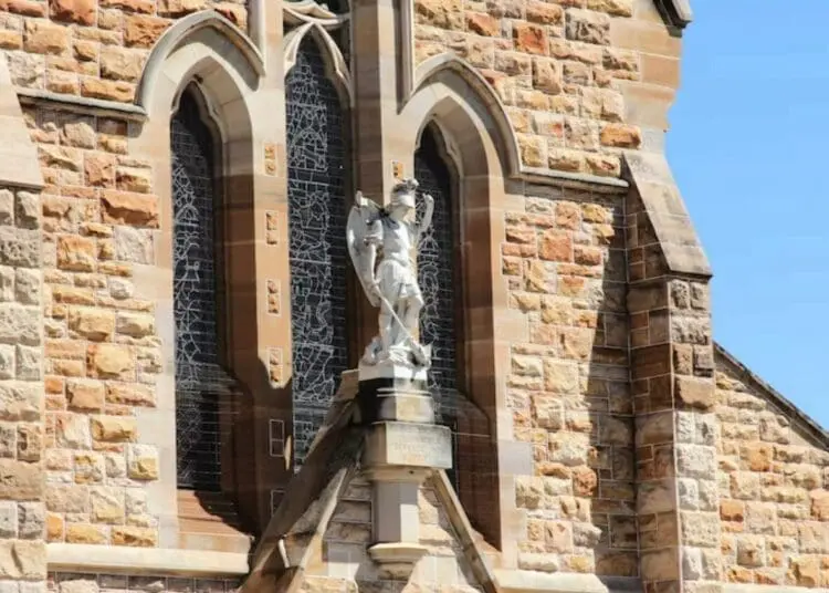 Vittima del prete pedofilo Vincent Kiss vendicata da un potenziale compenso record da parte della Chiesa cattolica