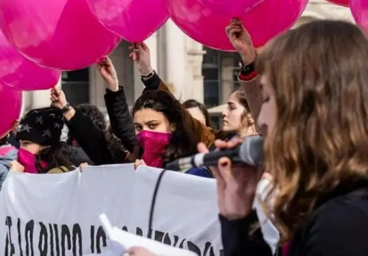 Educazione sessuale a scuola, perché in Italia non si fa? In molti altri Paesi è nei programmi: ecco gli effetti