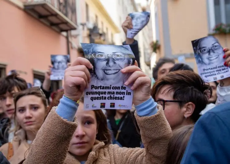 Potenza, in migliaia protestano fuori dalla chiesa dove morì Elisa Claps – VIDEO –