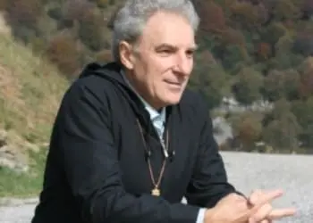 Bergamo, le accuse al prete filosofo: «Ci baciava». Lui: «Con quei ragazzini solo segni di tenerezza»