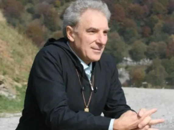 Bergamo, le accuse al prete filosofo: «Ci baciava». Lui: «Con quei ragazzini solo segni di tenerezza»