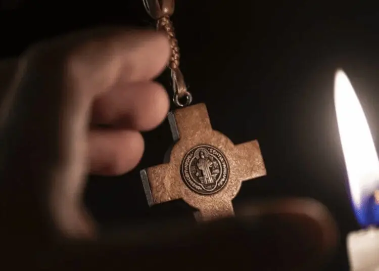 ARGOVIA – Prete pedofilo presto libero perché «impossibile eliminare la sua dipendenza»