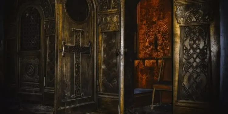 Cappellano militare accusato di violenza sessuale su minori, salta l’udienza. Vittima: «La prima volta avevo nove anni»