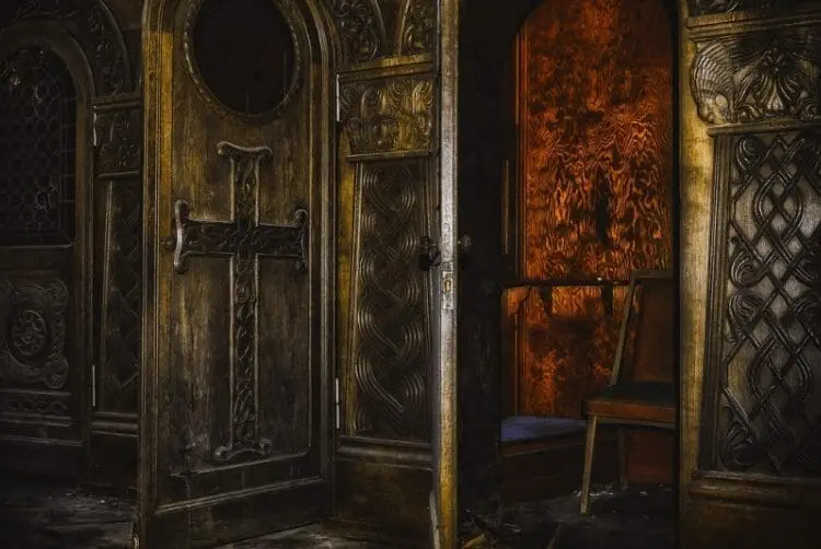 Cappellano militare accusato di violenza sessuale su minori, salta l’udienza. Vittima: «La prima volta avevo nove anni»