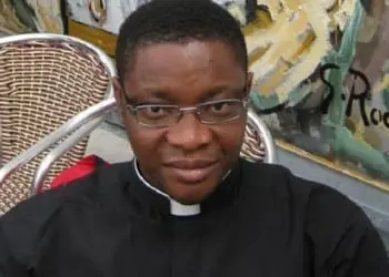 Rovigo. Fa sedere una ragazza su di sé, poi la tocca fra le gambe e sul seno: sacerdote condannato. Chi è don Peter Onyenso