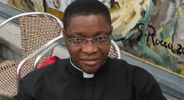 Rovigo. Fa sedere una ragazza su di sé, poi la tocca fra le gambe e sul seno: sacerdote condannato. Chi è don Peter Onyenso 2 Rovigo. Fa sedere una ragazza su di sé, poi la tocca fra le gambe e sul seno: sacerdote condannato. Chi è don Peter Onyenso