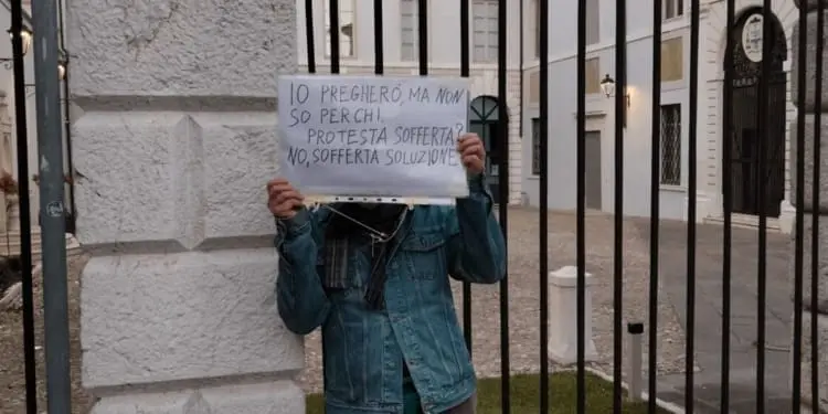 Protesta non violenta di un sopravvissuto davanti alla diocesi di Brescia