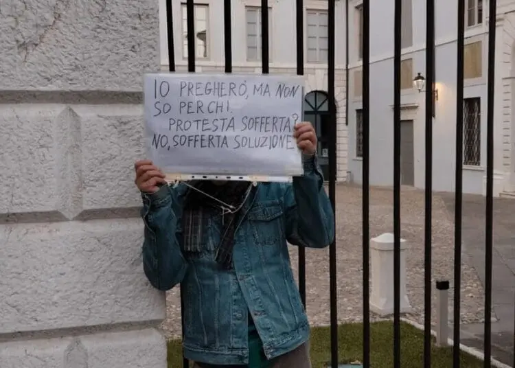 Protesta non violenta di un sopravvissuto davanti alla diocesi di Brescia