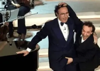 Enna, caso Rugolo, secondo la difesa… «Salutare toccando i genitali è pratica sdoganata» e in aula mostrano una foto di Baudo e Benigni