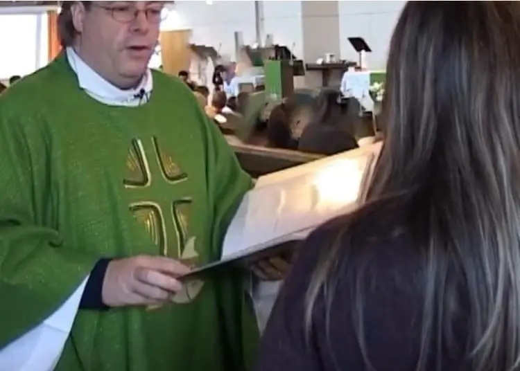 Prete indagato e misteri. Sospeso, non trasferito. Vive vicino alla parrocchia