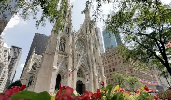 I casi di abusi sessuali da parte del clero potrebbero mandare in bancarotta l’arcidiocesi di New York