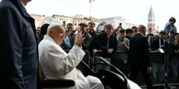 Il Papa in visita a Venezia incontra i giovani. ZERO parole sulla pedofilia