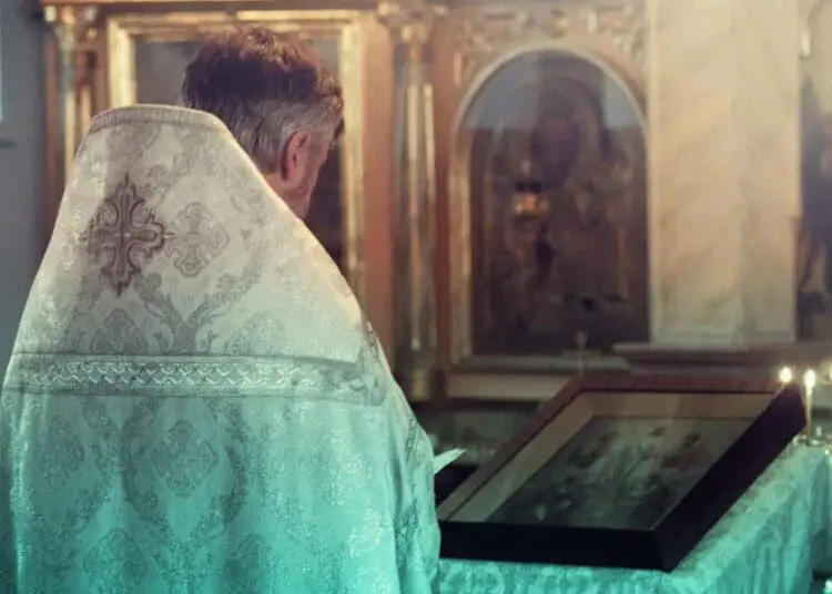 “Sono entrato in camera, poi ho stuprato i tre fratellini”. La confessione choc del prete