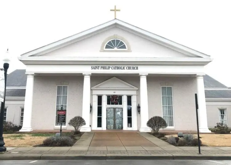 Un pastore cattolico della zona di Nashville deve affrontare 10 accuse di sesso su minori dopo l’incriminazione di giugno