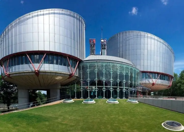 Sacerdote abusa sessualmente di una studentessa di teologia ma viene assolto: Stato colpevole