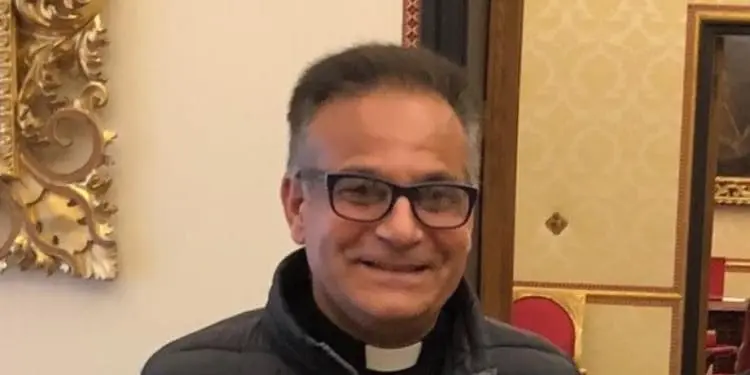 Abusi sessuali su ragazzino in cambio di ricariche, abiti e videogiochi: chi è Padre Andrea Melis, il noto prete arrestato