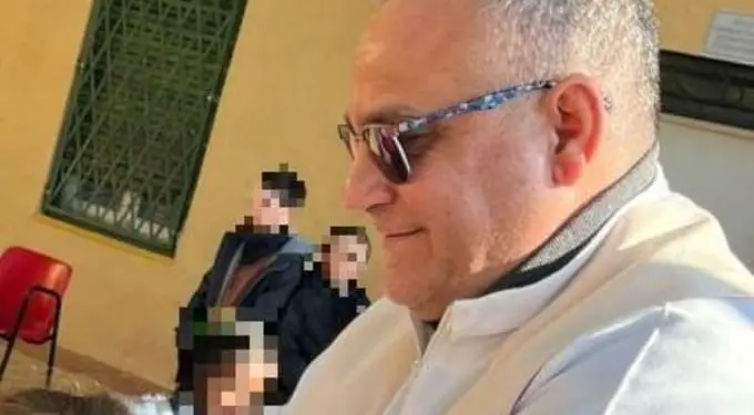 Padre Andrea Melis, indagato per violenza sessuale su minore, lascerà Chiavari