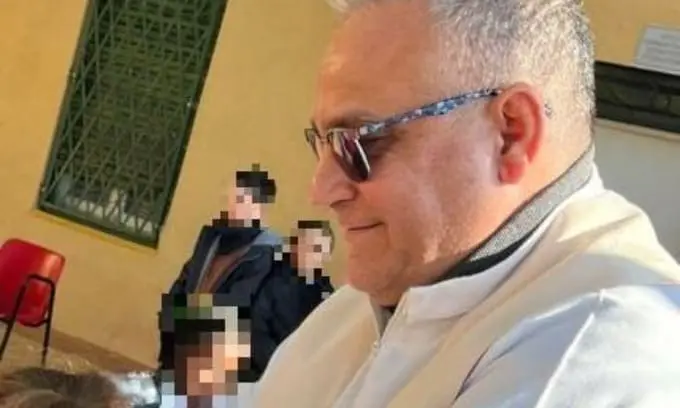 Padre Andrea Melis, indagato per violenza sessuale su minore, lascerà Chiavari